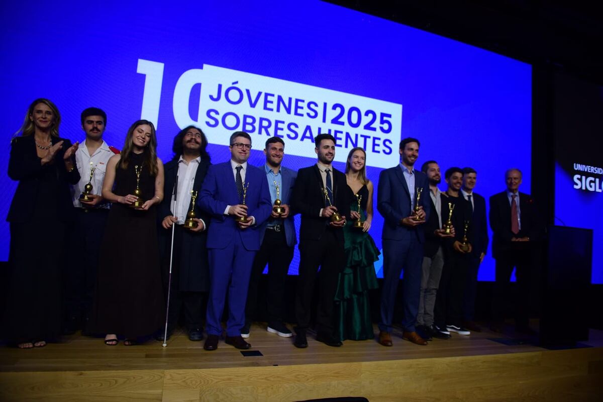 La Bolsa de Comercio de Córdoba entregó el reconocimiento a los 10 Jóvenes Sobresalientes del Año. (José Hernández / La Voz)