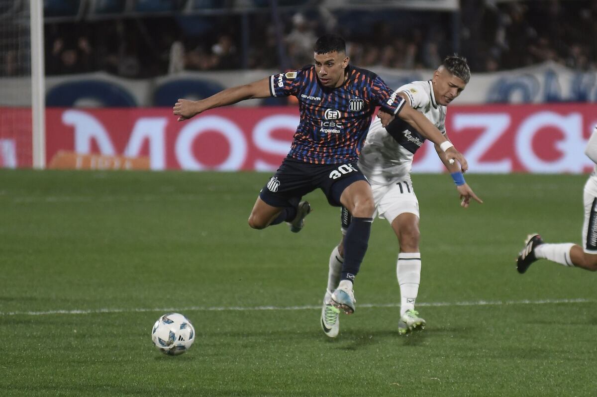 Talleres ante Gimnasia, en La Plata, en el debut en Copa de Liga Profesional 2023. (Federico López Claro / La Voz).