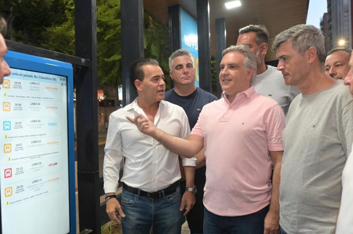 Inauguración. Rodio, junto al intendente Martín Llaryora y el viceintendente Daniel Passerini, en la inauguración del Solo Bus, sobre la avenida Chacabuco.