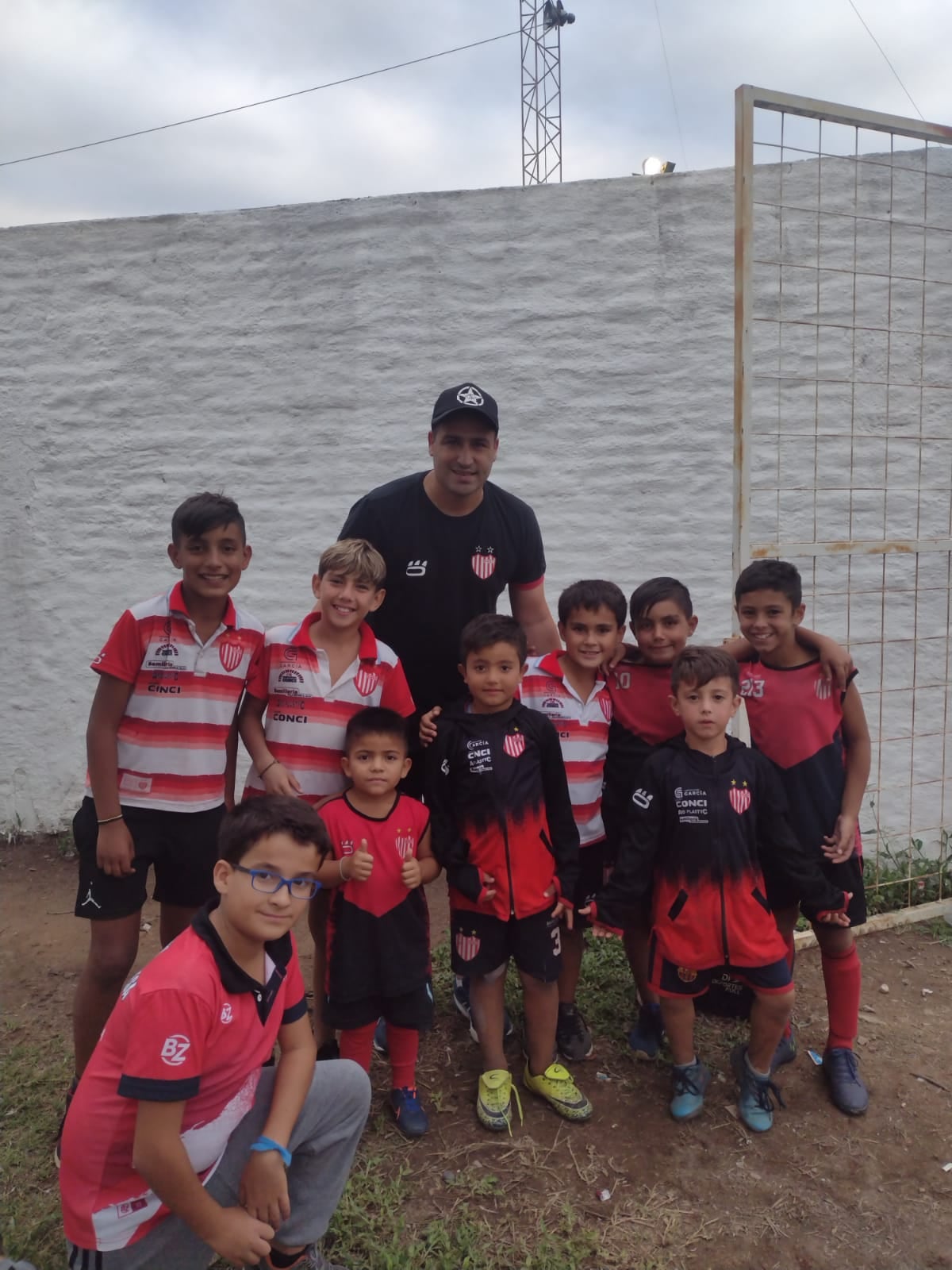 "El Tanque" Cuevas con los niños del Club Sportivo Tirolesa. El ex Belgrano es muy querido, ya que jugó allí. (Gentileza Silvina Ahado).