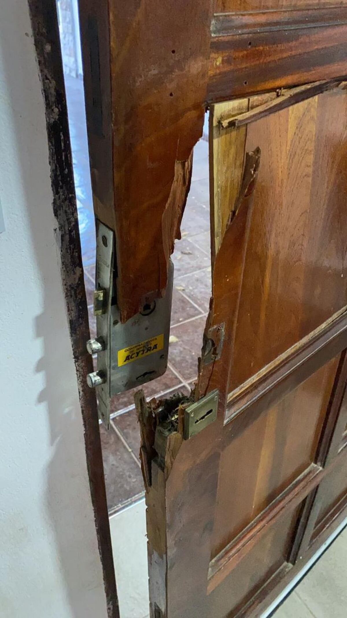 Los ladrones entraron a la fuerza, por la puerta de entrada. (Cadena 3)
