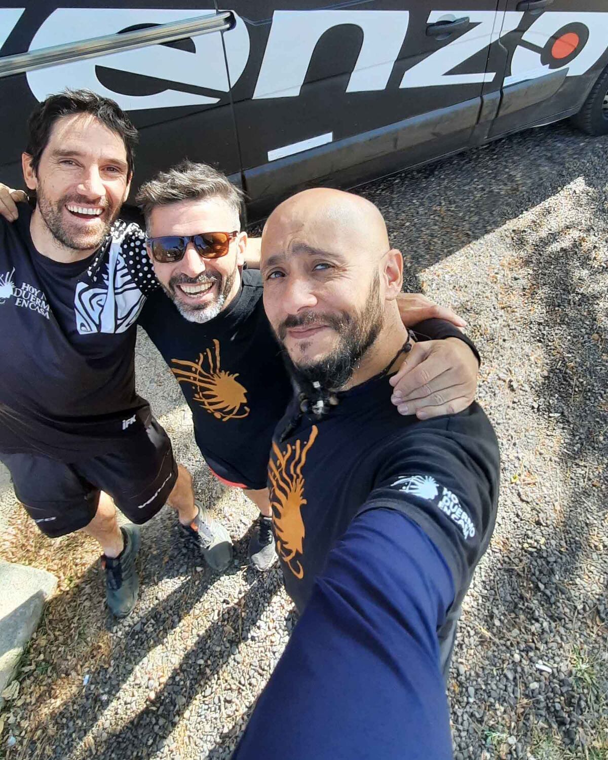 Los integrantes de Hoy No Duermo en Casa, durante la acción de cicloturismo en Villa General Belgrano. (Foto: gentileza)