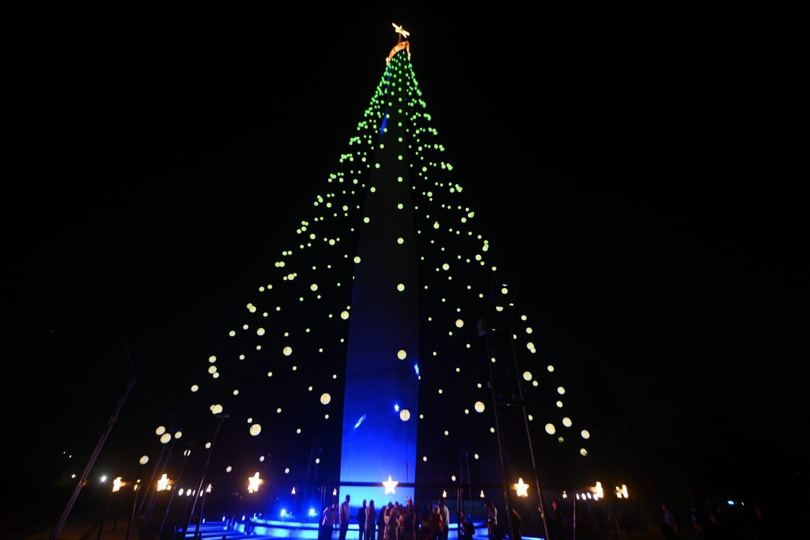 En fotos y videos, así se ve el arbolito de Navidad gigante de Córdoba. (Prensa Gobierno)