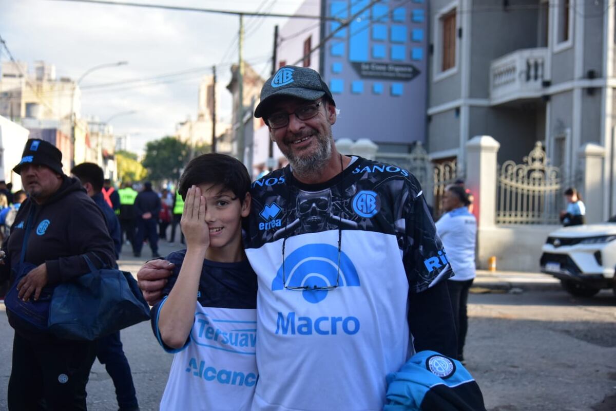 Cara 'e Cancha de Belgrano en la previa del partido con Atlético Tucumán. Fotografías de Facundo Luque en las afueras del Gigante de Alberdi, donde el Pirata recibe al Decano.