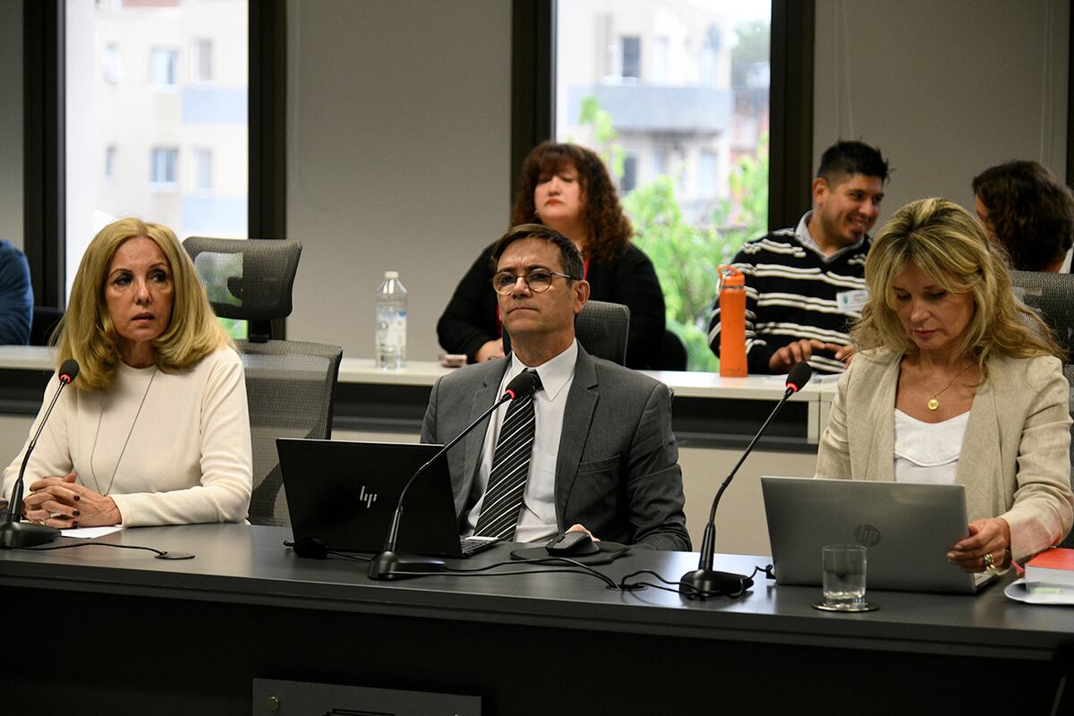 Tribunal. Los jueces técnicos -Susana Frascaroli, Horacio Carranza y María Gabriela Rojas Moresi- y los jurados populares. (Ramiro Pereyra / La Voz)
