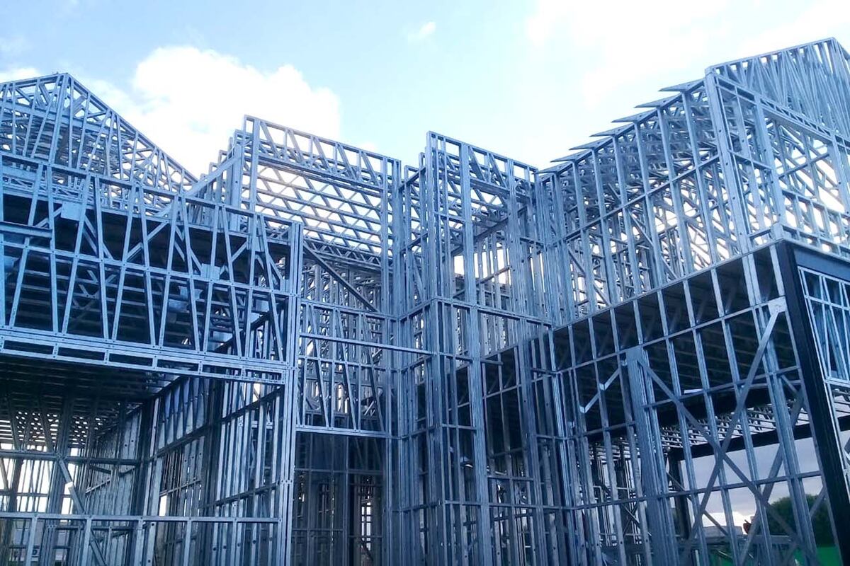 Steelplex (unidad de negocios de Grupo Edisur) produce estructuras de acero galvanizado, conformadas y procesadas para armar paneles que se fabrican de manera automatizada y a medida a partir de la implementación de tecnología de última generación.
