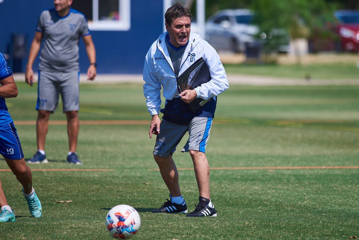 Ángel Guillermo Hoyos. En 2022, tuvo segundo ciclo como entrenador del Talleres de Fassi. Herrera era el capitán, como ahora. (Prensa Talleres)