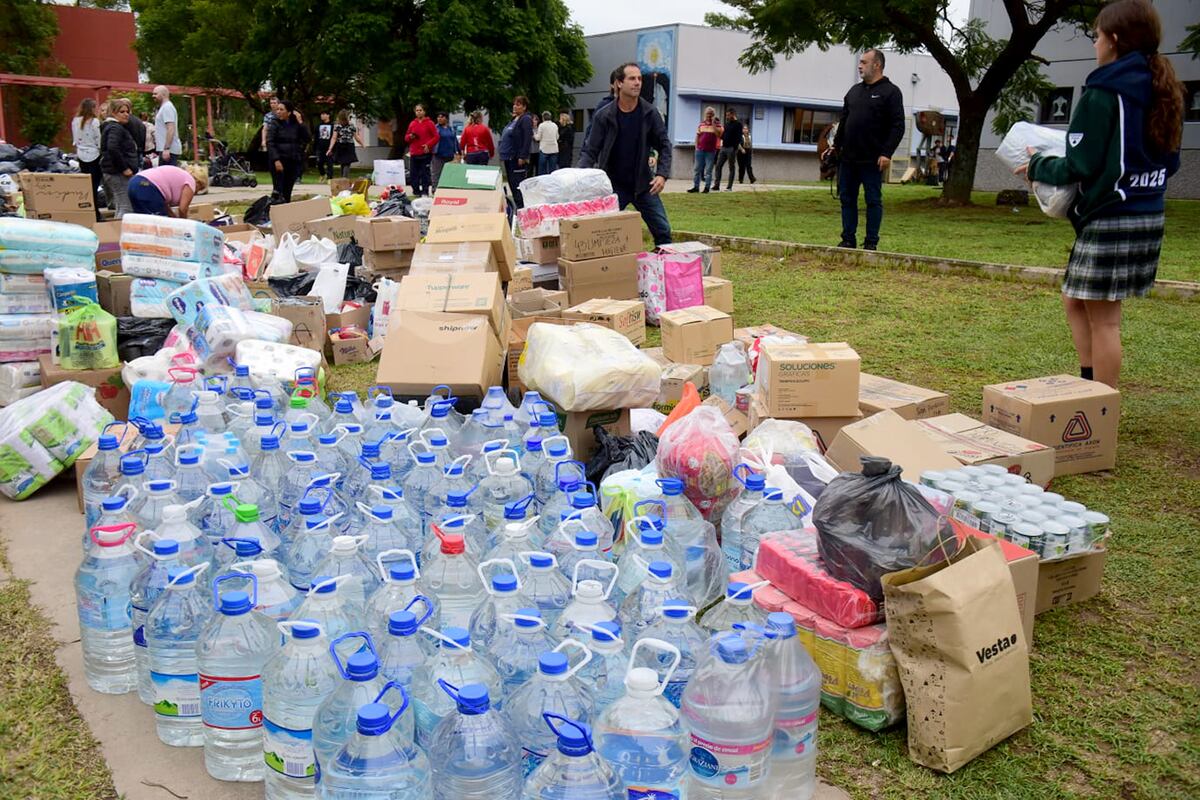 Agua envasada para los damnificados. (José Gabriel Hernández / La Voz)