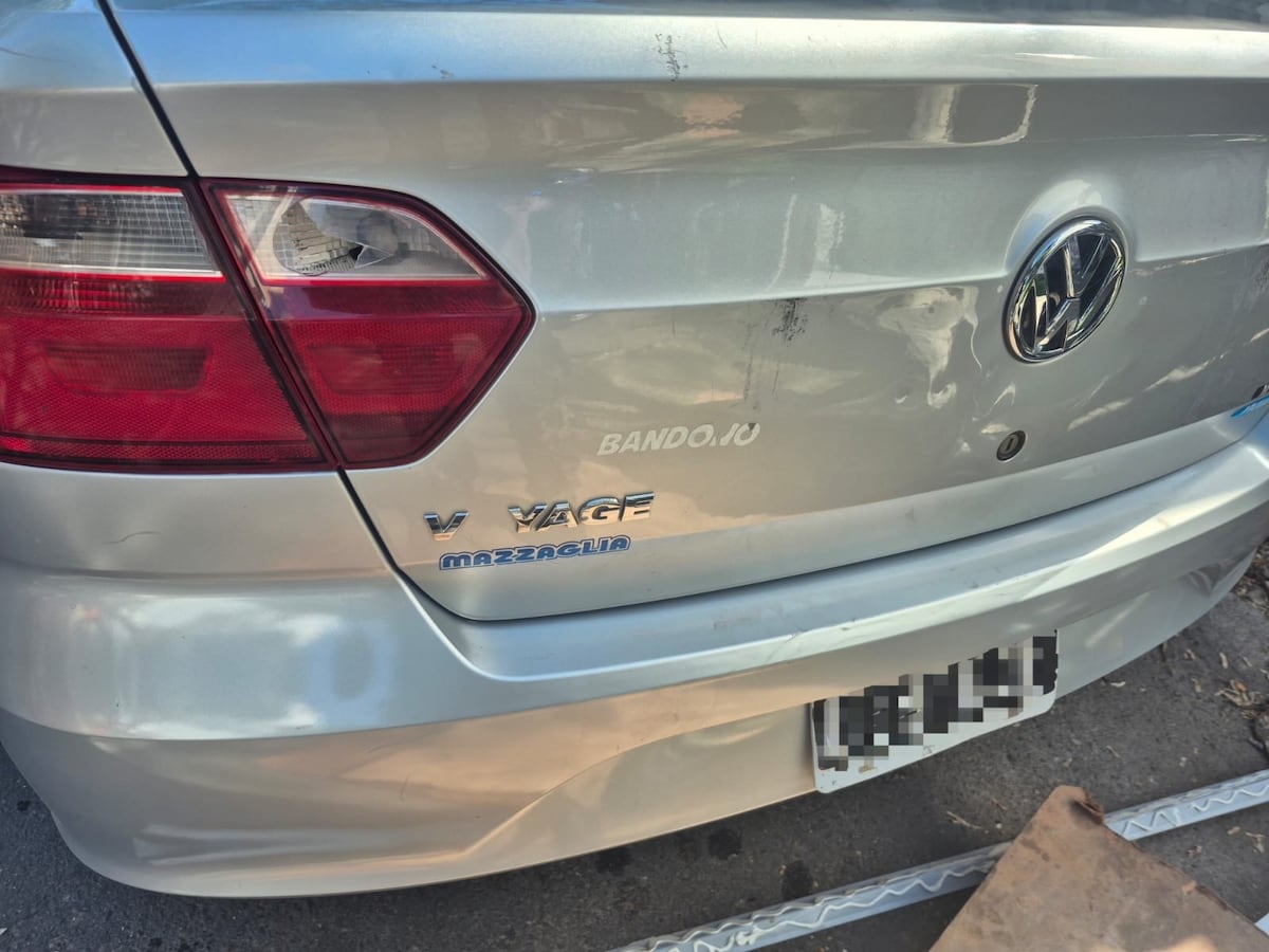 Agresión. Tras discutir con la conductora, el cuidacoches golpeó el vehículo con la varilla. (Policía de Córdoba)