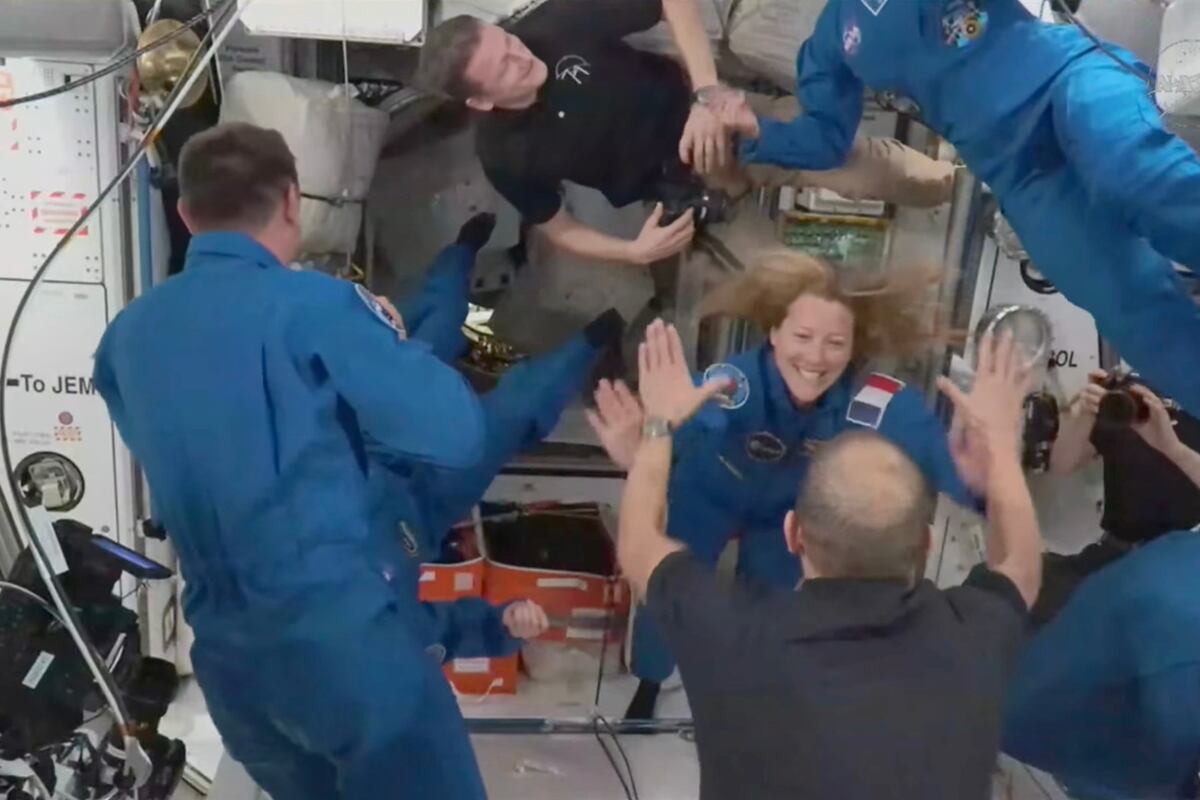 Astronautas de la Crew-12 festejando el acople exitoso a la Estación Espacial Internacional. (NASA via AP)