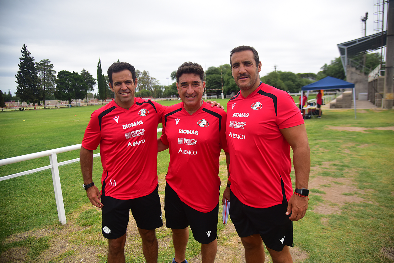 De izquierda a derecha, Stéfano Ambrosio, Diego Ghglione y Galo Álvarez Quiñones, integrantes del staff de entrenadores de Dogos XV. (Pedro Castillo / La Voz)