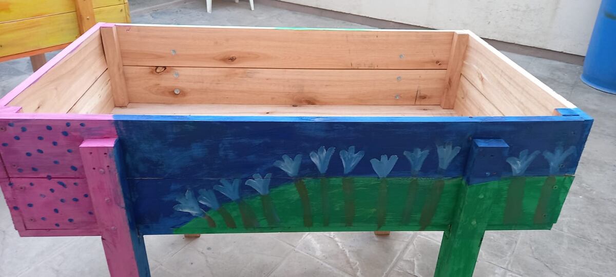 Manos a la obra. Jubilados realizan los canteros en Sacanta (Gentileza).