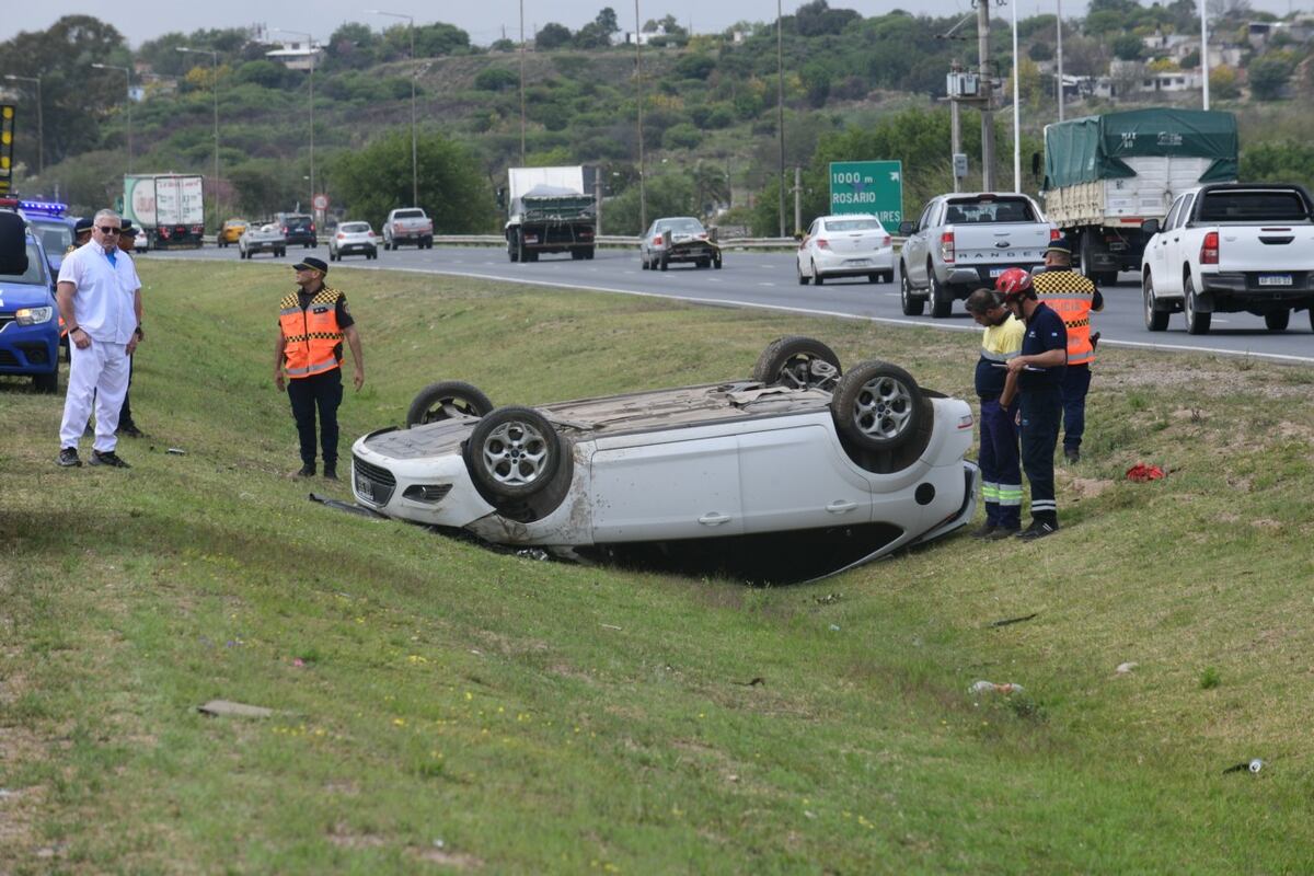 Un auto Ford Focus volcó en el cantero central de Circunvalación, frente a Infinito Park. (Ramiro Pereyra / La Voz)