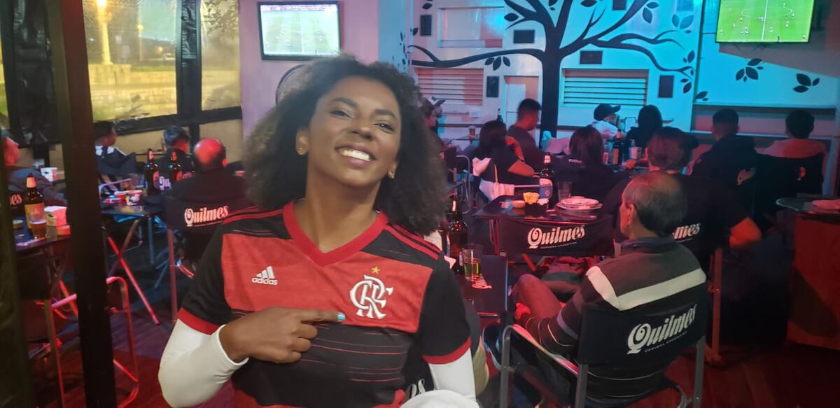 Hinchas disfrutando del Talleres-Flamengo en los bares de Córdoba. (Javier Ferreyra/La Voz)