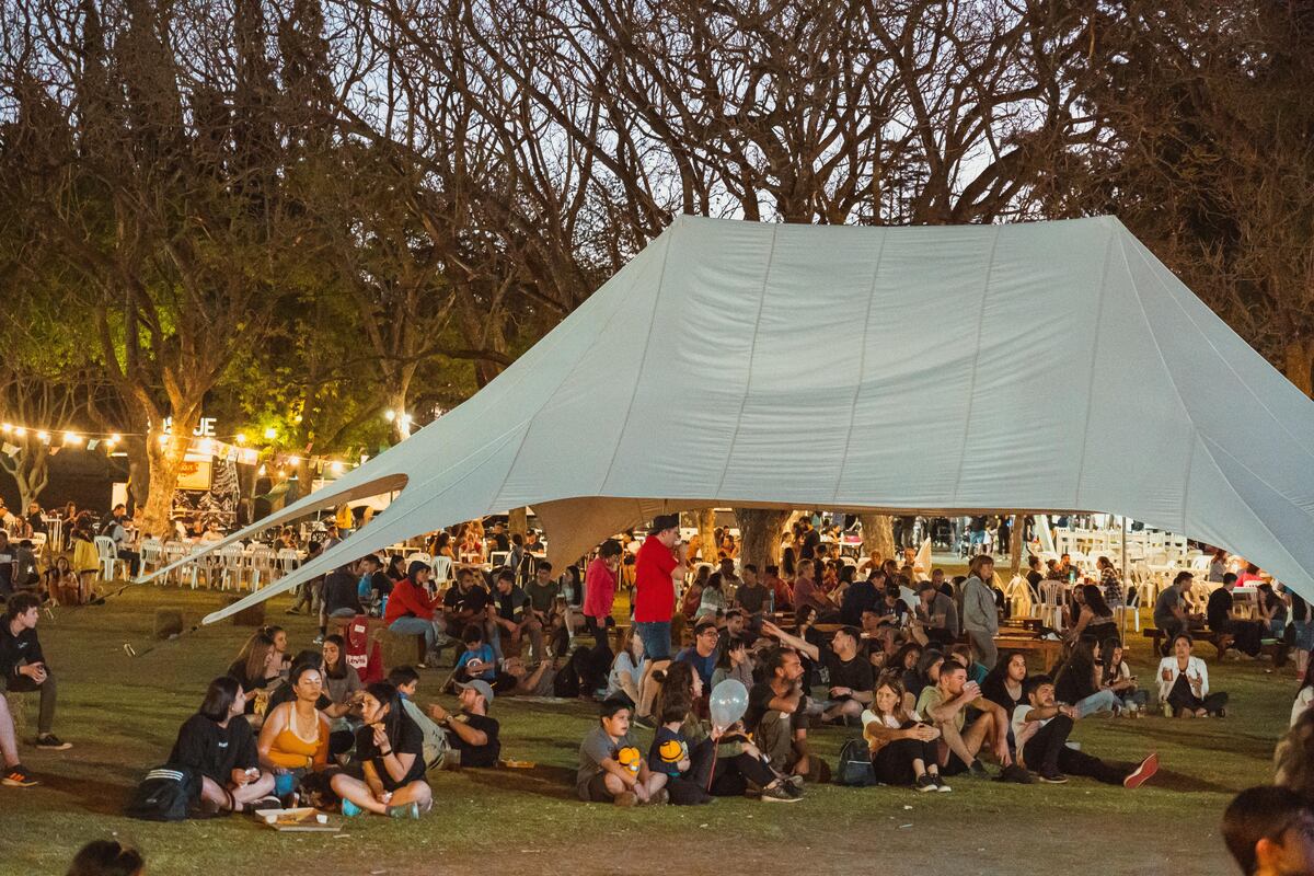 El festival ofrece un ambiente relajado para disfrutar con familia, amigos, e incluso mascotas.