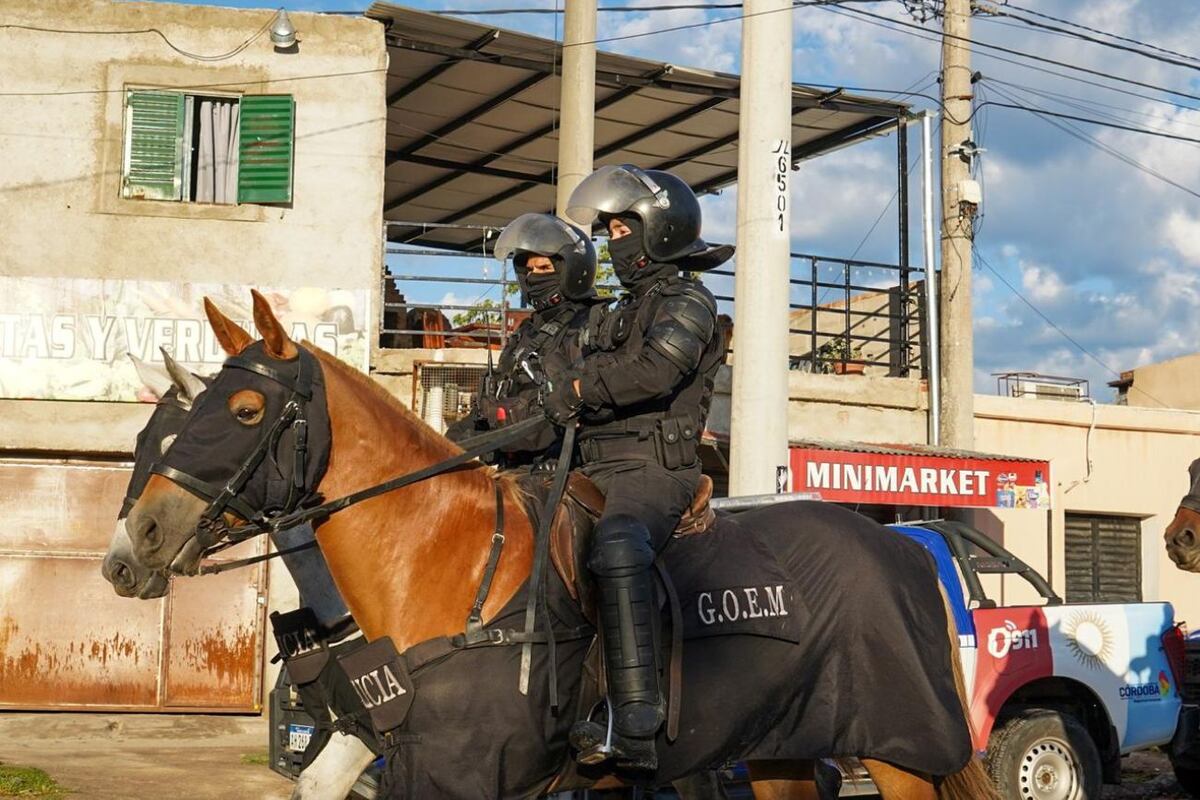 Durante un amplio operativo fue detenido un sospechoso de balear a una vecina de barrio Yapeyú. (Policía).