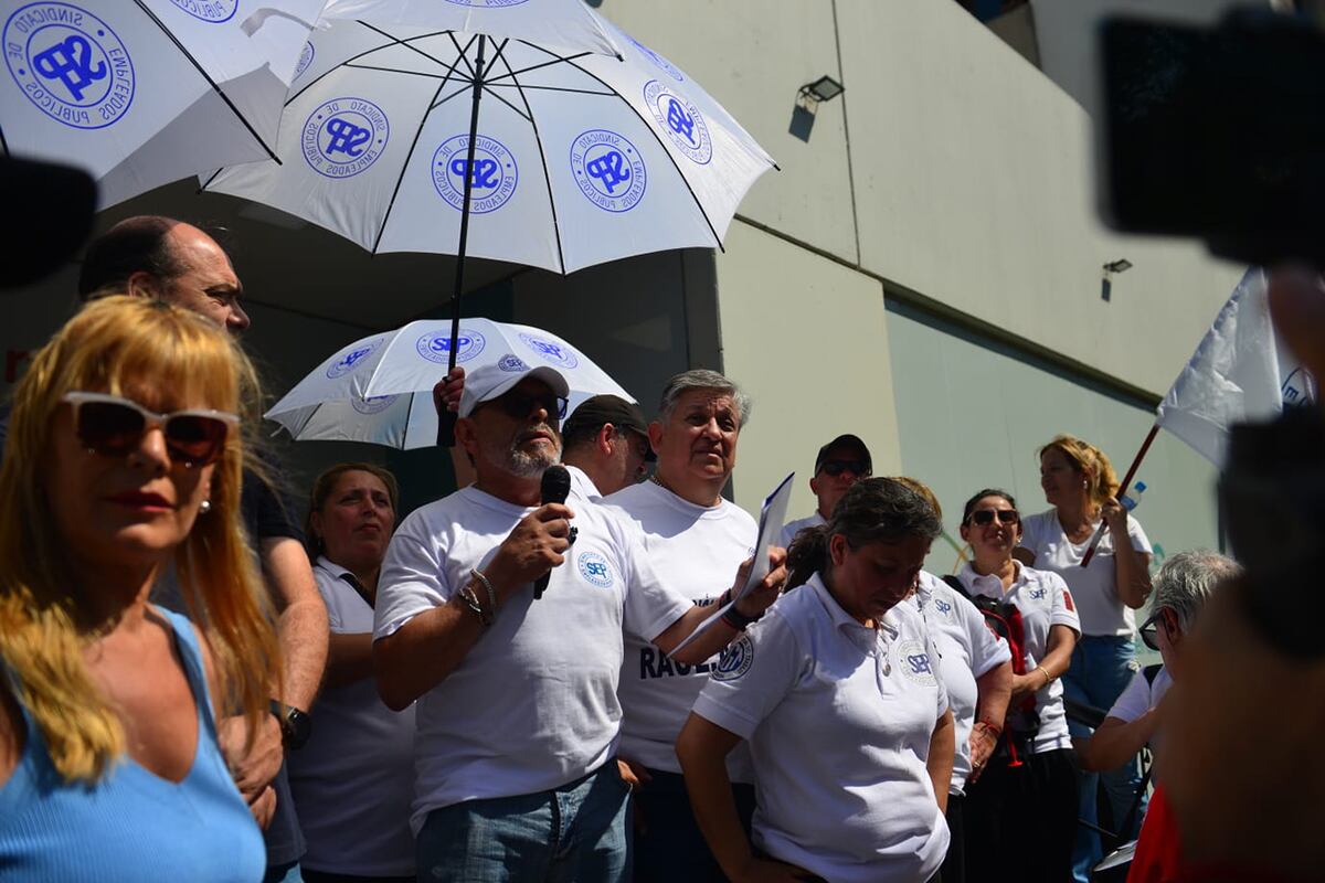 Protesta. El SEP no acordó con la Provincia y reclama por los descuento para la Apross. Sergio Castro, titular del gremio, dijo que seguirán las asambleas por sectores. (Nicolás Bravo)