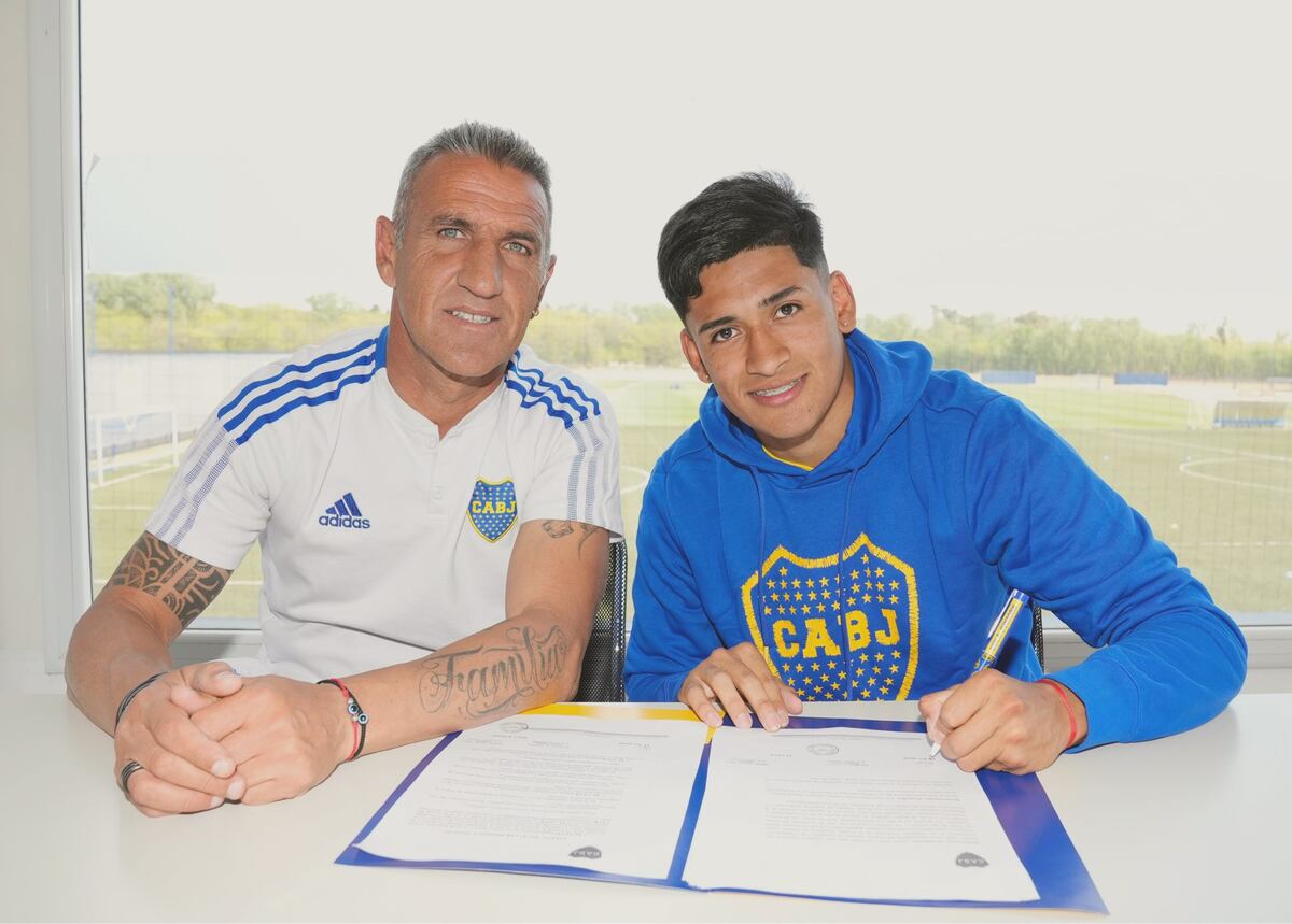 Simón Rivero, junto a Cascini, cuando firmó con Boca. (Prensa Boca).