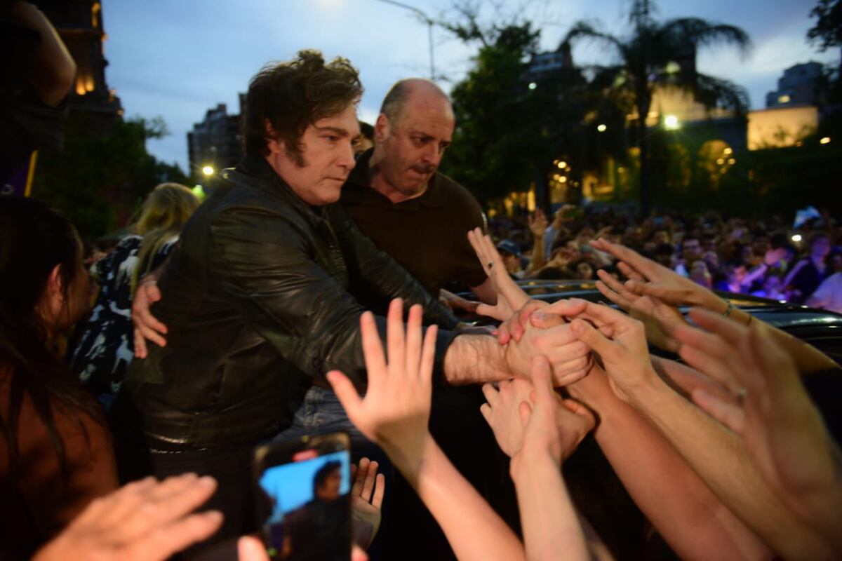El presidente Javier Milei dio unas palabras con un megáfono en el Buen Pastor, Córdoba. (javier Ferreyra / La Voz)
