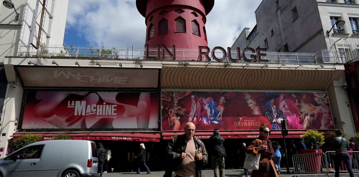 Moulin Rouge. Se cayeron las aspas. (AP)