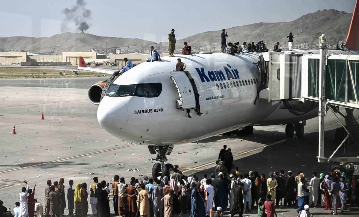 Desesperación y huida en el aeropuerto de Kabul, Afganistán