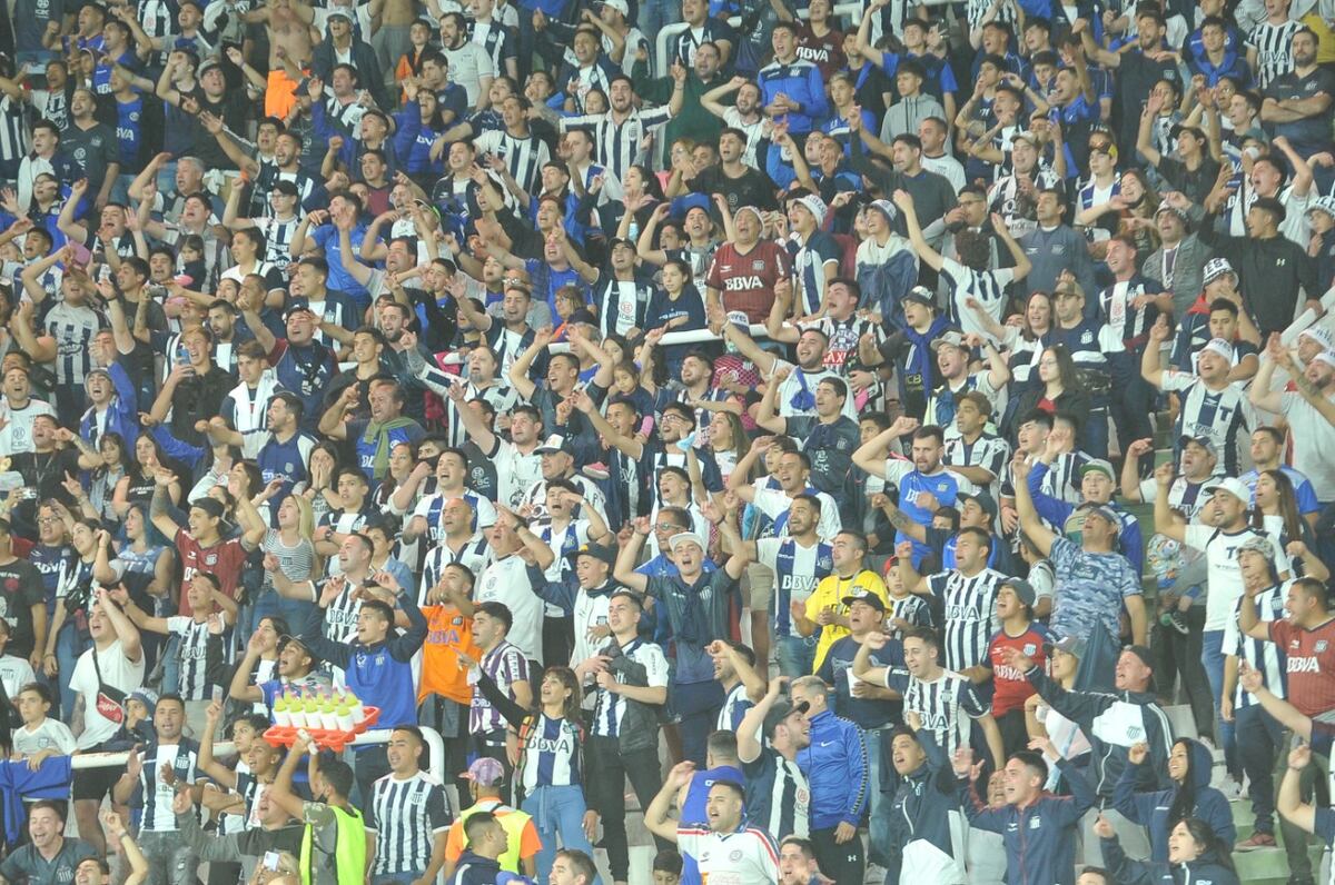 El aliento de los hinchas de Talleres en la inolvidable noche del regreso: la del 11 de octubre de 2021 en el Kempes. Talleres venció 2-0 a Atlético Tucumán por la Liga Profesional. (Javier Ferreyra)