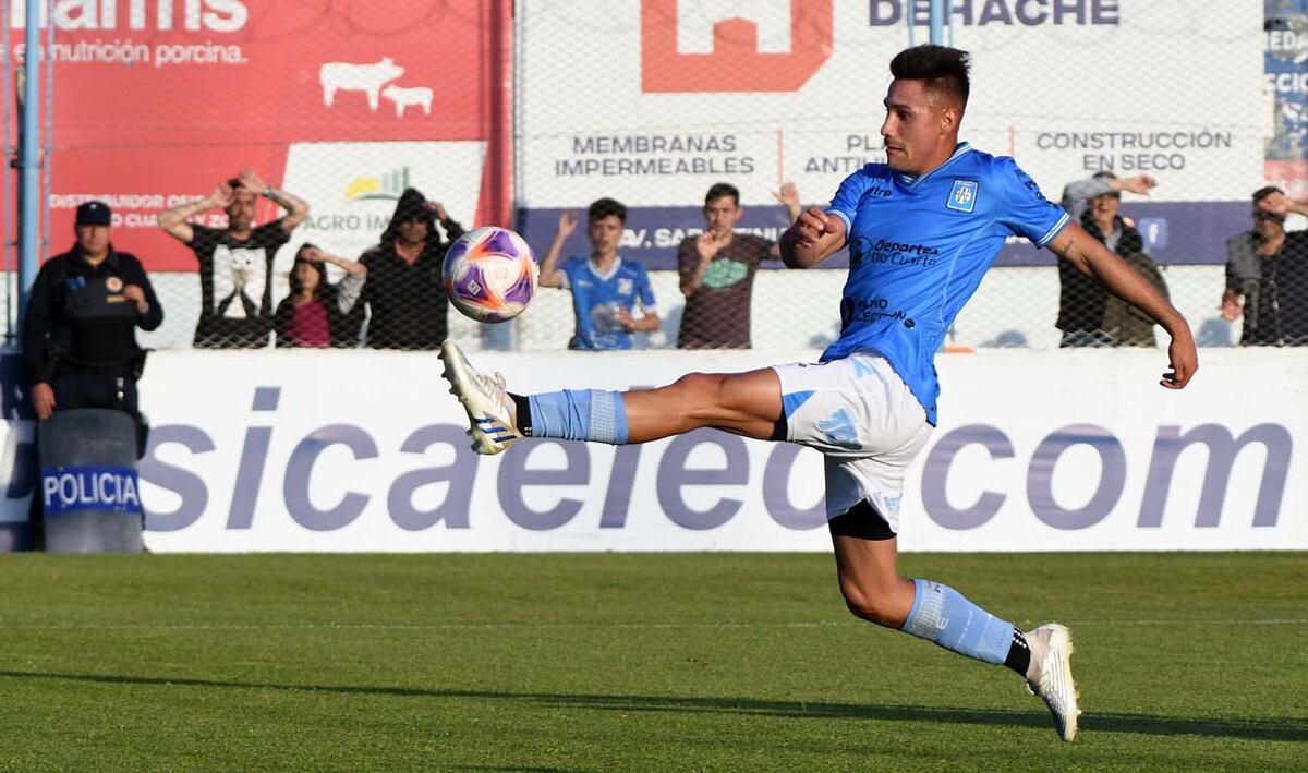 La secuencia de su golazo ante Deportivo Riestra. (Tomy Fragueiro / La Voz)