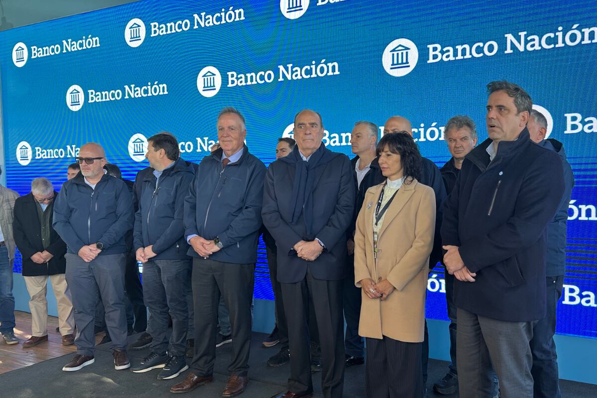 Daniel Tillard, presidente del Banco Nación junto a Guillermo Francos, jefe de gabinete de la Nación, Rosana Nardi, presidenta de Agroactiva y otros directivos de la entidad bancaria.