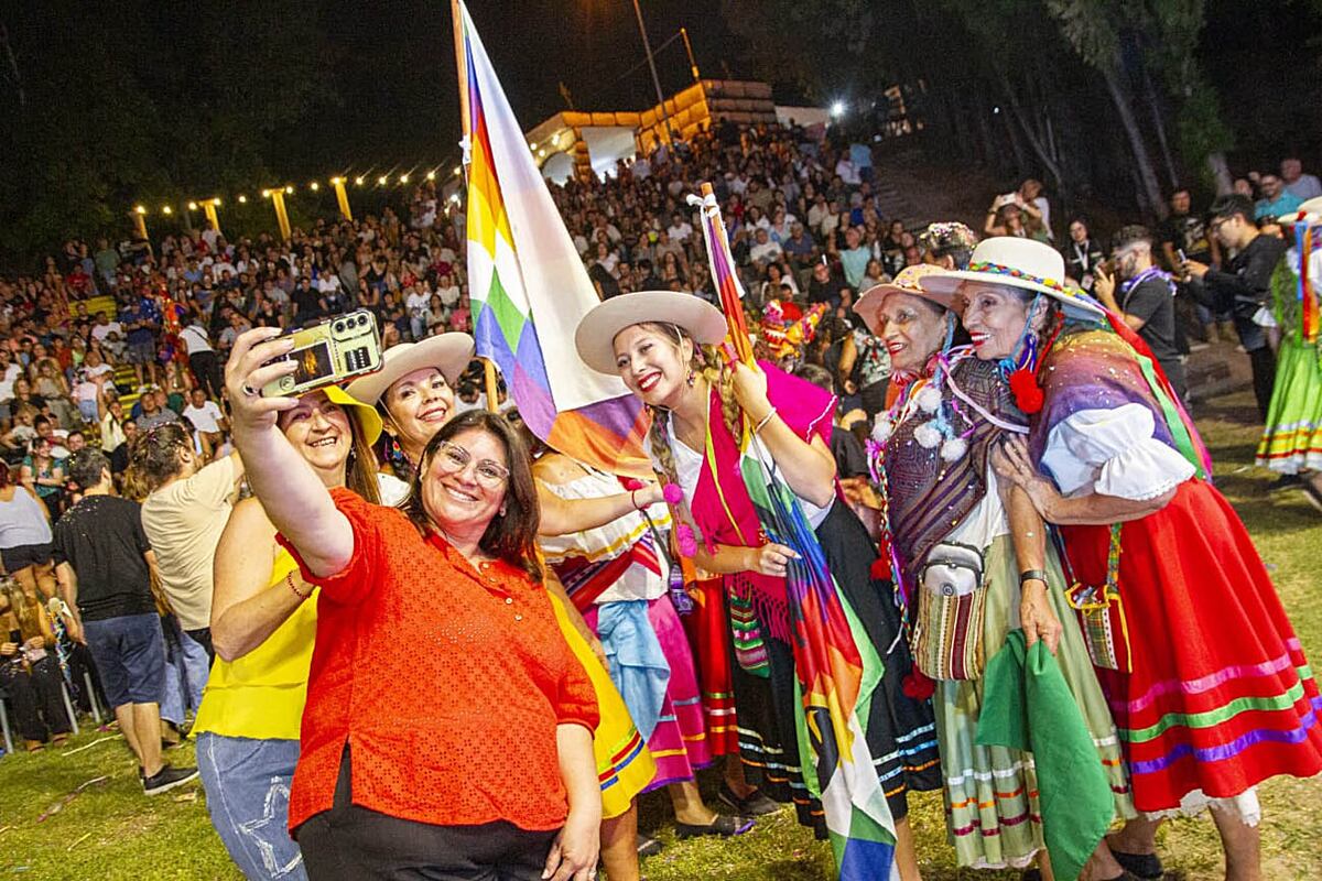 El Carnaval de Los Tekis llegó a Mina Clavero.