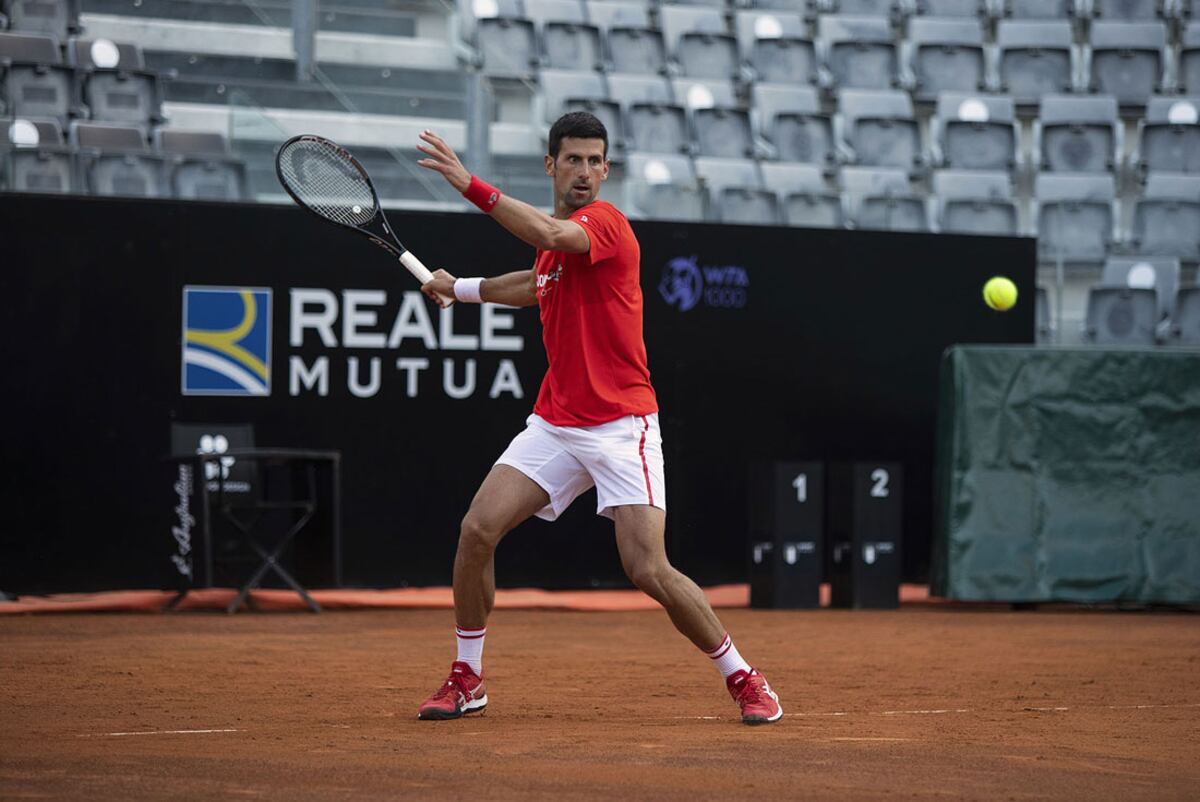 Se pone a punto. Novak Djokovic se entrenó este domingo en las canchas de polvo de ladrillo del Foro Itálico. (@InteBNLdItalia)