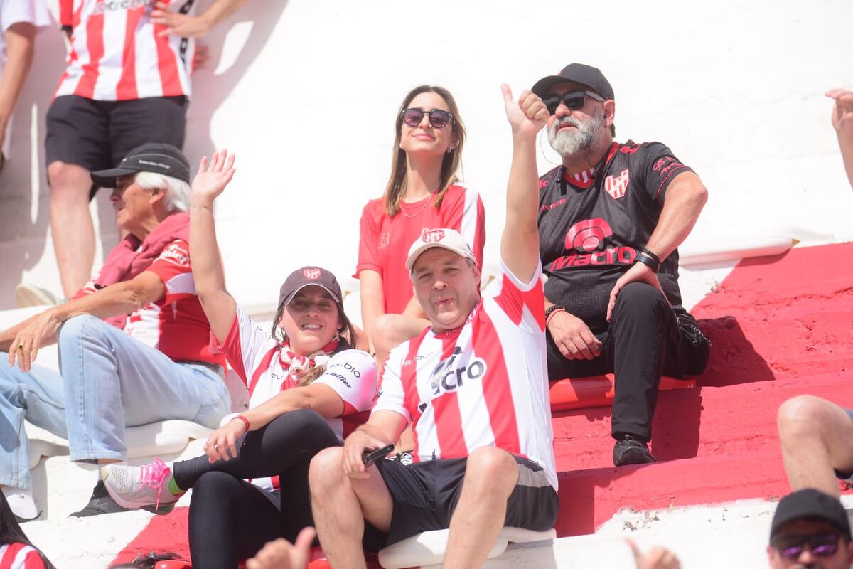 HInchas de Instituto en la previa del partido con Talleres en Alta Córdoba. (José Gabriel Hernández y Javier Ferreyra / La Voz)