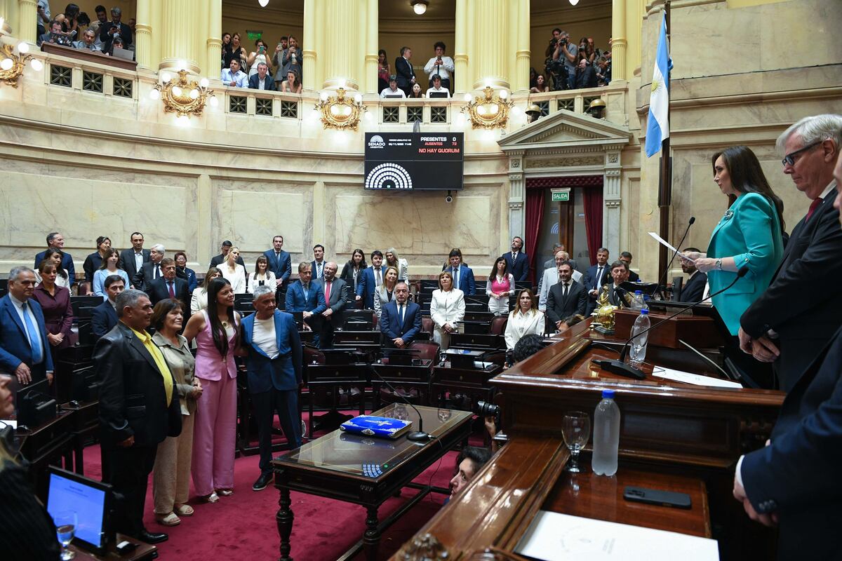 La vicepresidenta Victoria Villarruel al tomarle juramento a la libertaria Emilia Orozco, acompañada por Alfredo Olmedo (Foto: Comunicación Senado)