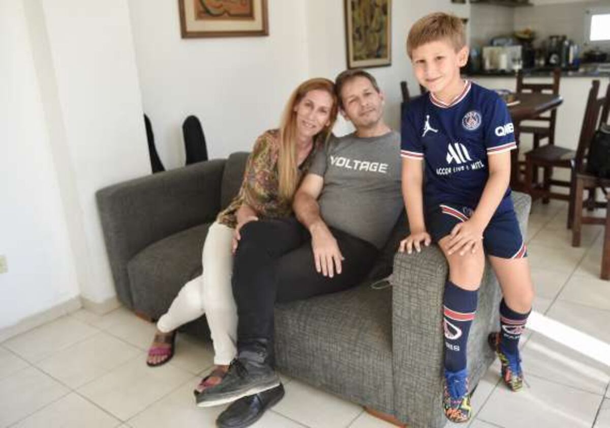 Benjamín, junto a sus papás. (Aglaplata)
