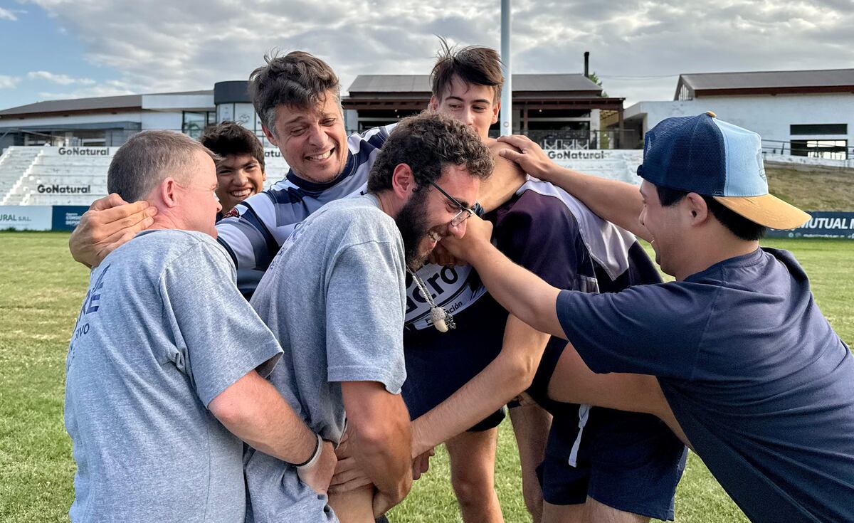 Salvador Mosso con compañeros que dirigen el equipo de Rugby Cabure , y algunos de los jugadores. (La Voz)