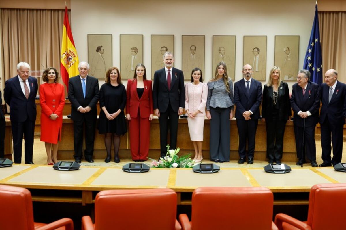 El rey Felipe VI y la Familia Real en los festejos por los 50 años de la corona española (Foto: EFE)