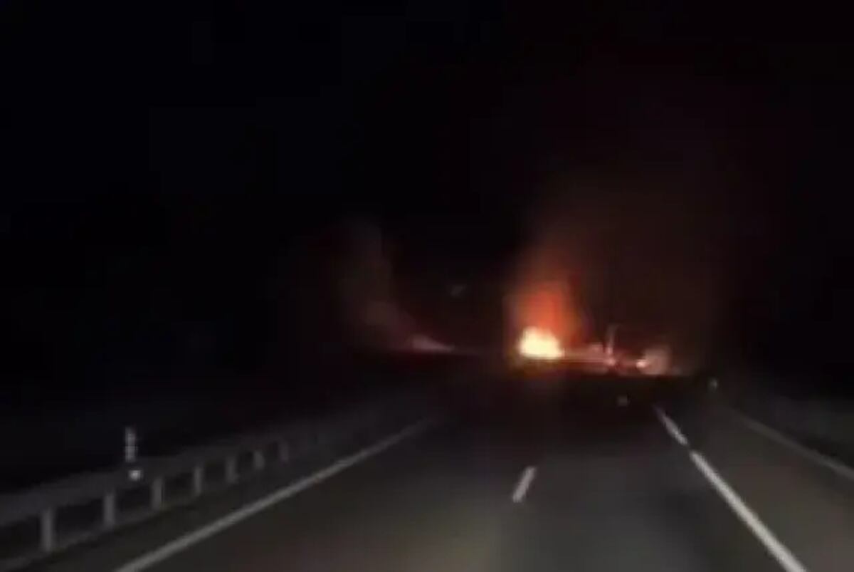 El video en el que un auto pasa por el lugar del accidente.