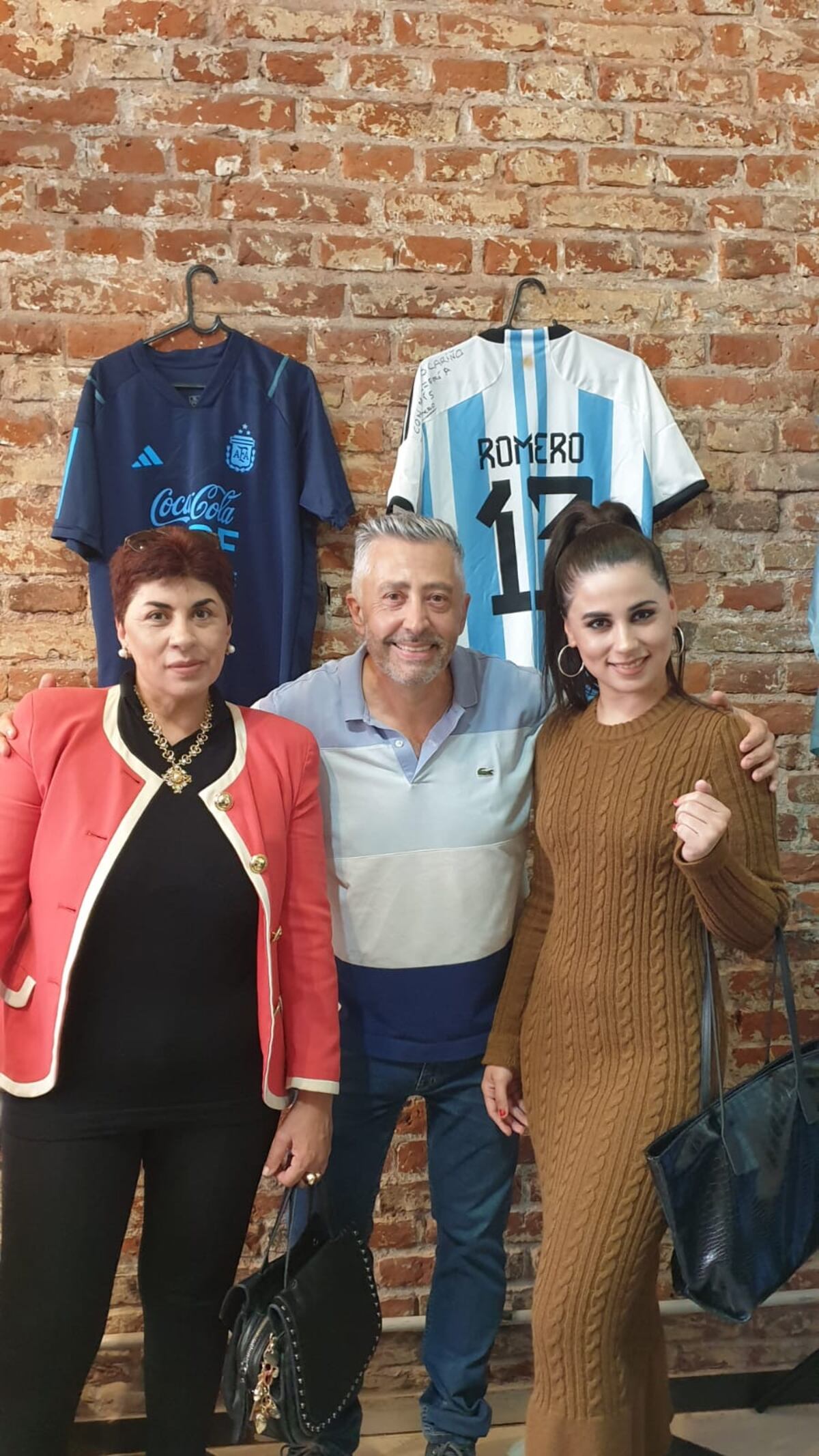 Reconocimiento a periodistas que cubrieron el Mundial Qatar 2022 y a periodistas históricos de Córdoba como Víctor Brizuela, Rubén Torri y Osvaldo Wehbe. También a la familia de "Cuti" Romero. Fue en la pizzería San Luis (Gentileza Pedro Ludicello de la Pizzería San Luis)