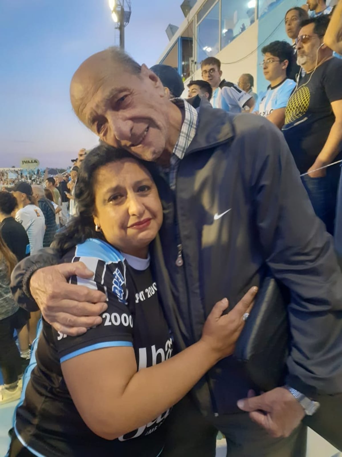 Abrazo del alma en la platea de Nueva Italia. (Foto: La Voz)