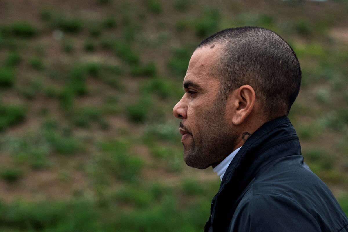 El brasileño Dani Alves recuperó este lunes la libertad después de haber pagado una fianza de un millón de euros. (AP)