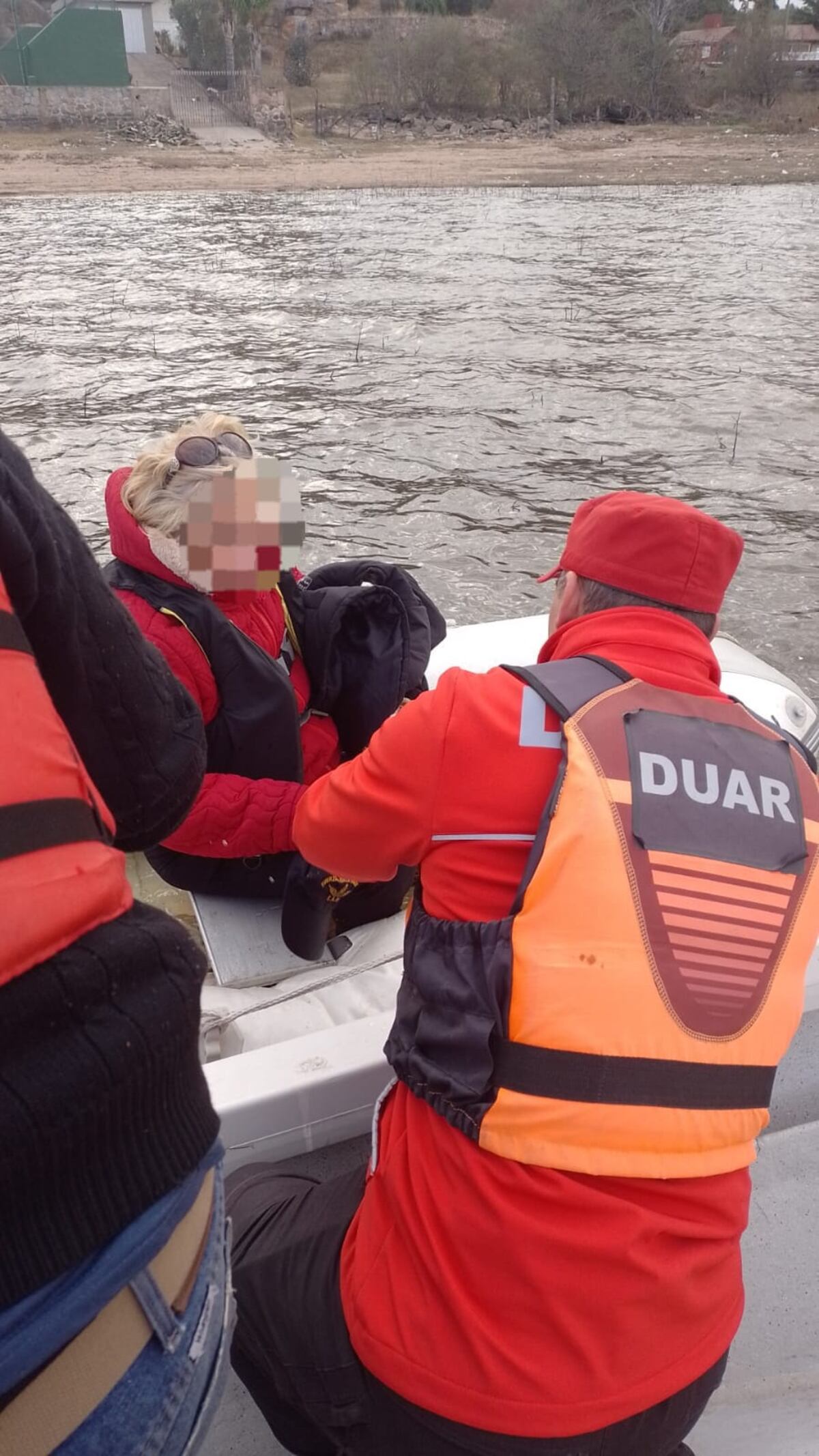 Rescate de un matrimonio en el lago San Roque. (Gentileza)
