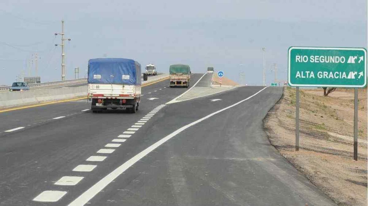 La autovía de ruta nacional 36 une las dos mayores ciudades de la provincia. Circulan más de cinco mil vehículos diarios, cifra que se acrecienta cuando se acerca a los accesos a Capital y a Río Cuarto. (La Voz / Archivo)