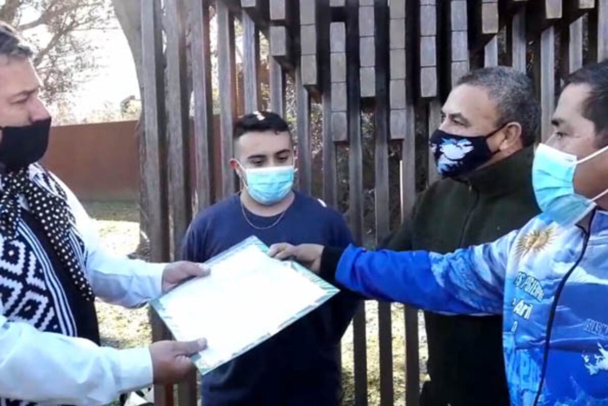 Carlos Medina (54). Recibió el título en compañía de sus hijos. (Villa María Vivo)