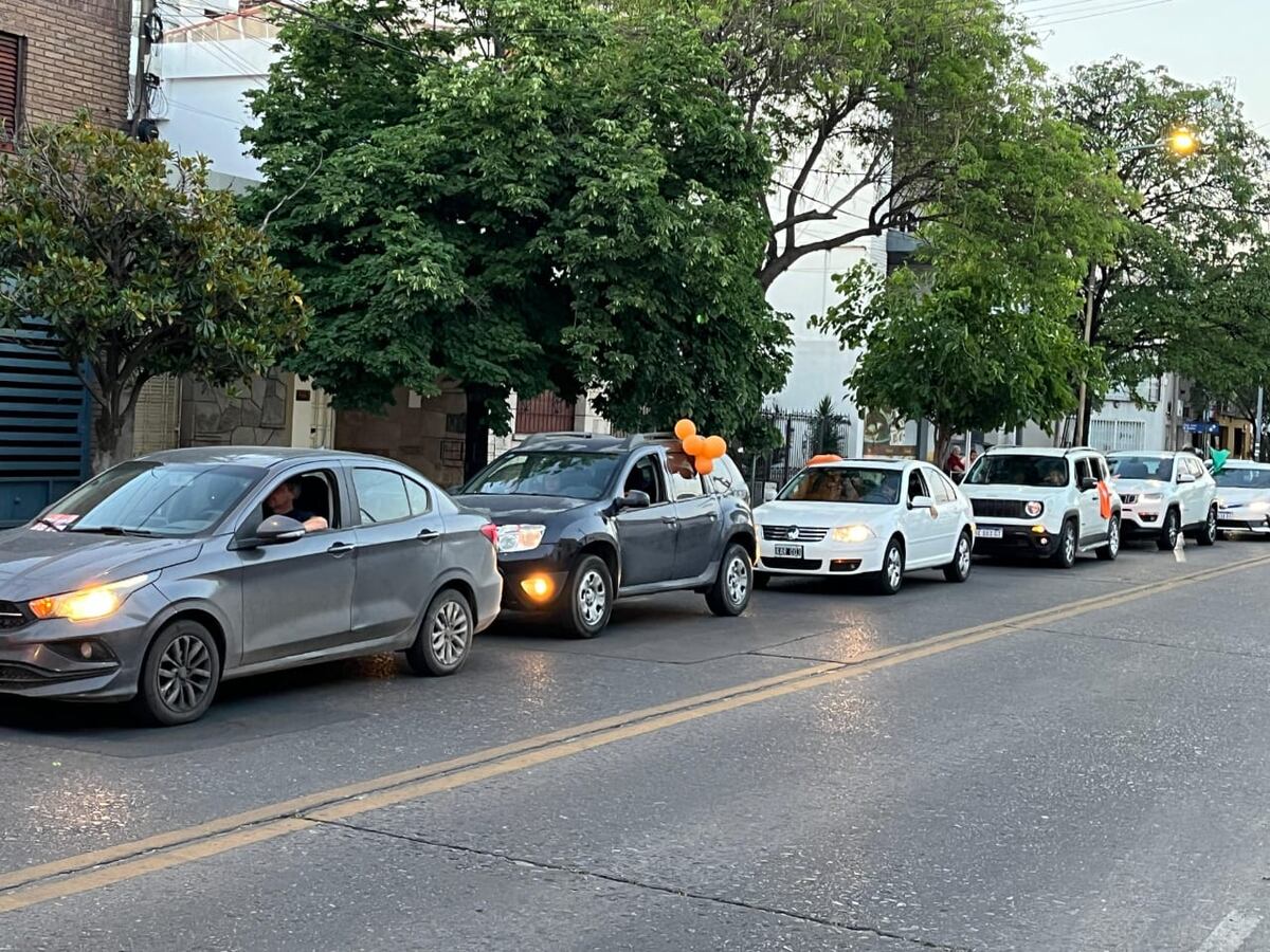 Encuentro por la República cerró la campaña con una caravana.