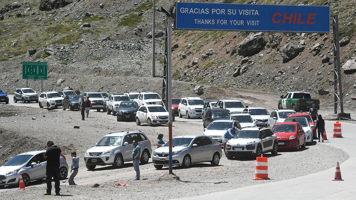 Mendoza 28 de diciembre de 2018   SociedadPaso fronterizo Los LibertadoresEn el Paso fronterizo Los Libertadores de Chile, los Argentino que querian pasar al vecino pais tuvieron que soportar varias horas de espera para realizar los tramites aduaneros con una cola de mas de 10 Km de vehiculosFoto Jose Gutierrez / Los Andes