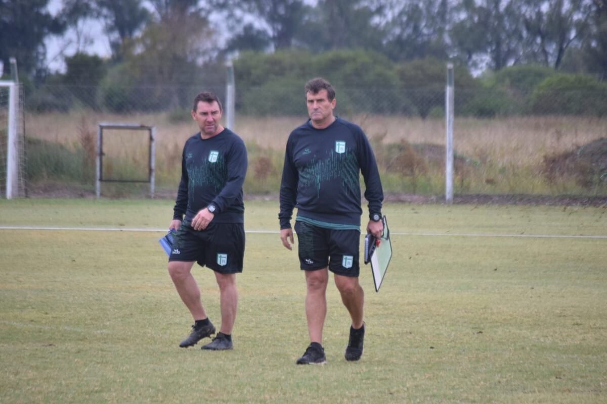 Raúl Armando dirigió su primer entrenamiento en Sportivo Belgrano. (Prensa Sportivo Belgrano).