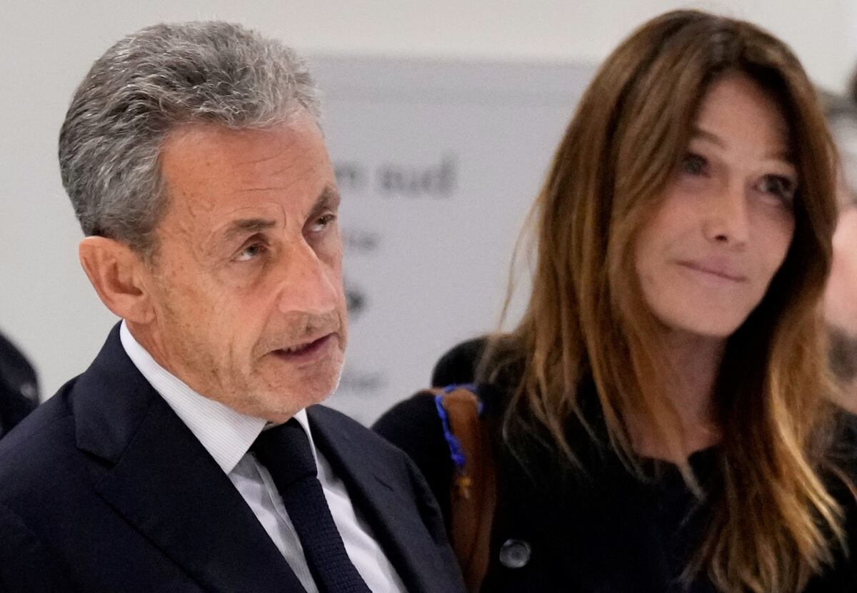 Nicolás Sarkozy habló tras la condena. Se mostró junto a su esposa Carla Bruni. (AP)