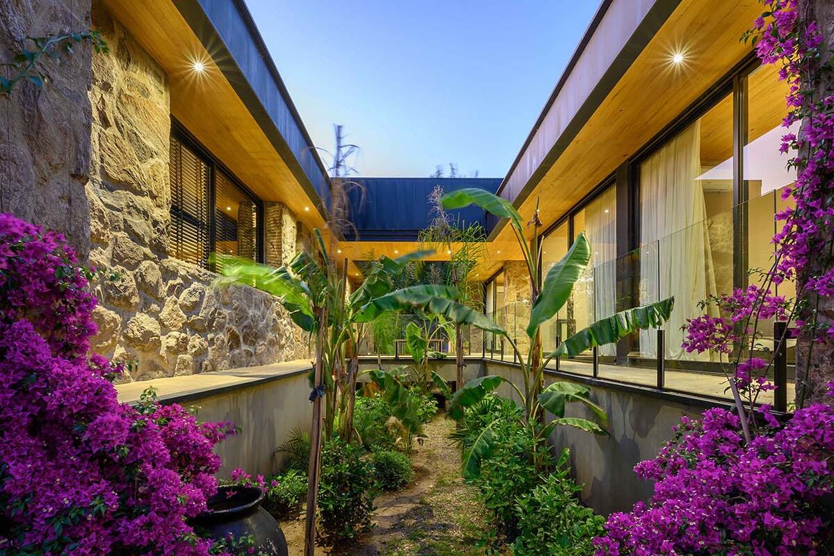 Un patio bien ventilado reduce significativamente el uso del aire acondicionado, más si se acompaña con buena vegetación (Proyecto Casa Piedra, arquitectos Trebucq-Sirena).
