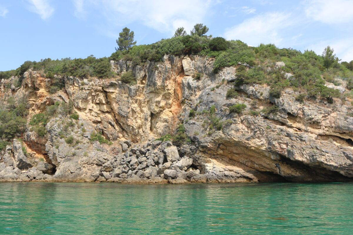 Setúbal - Acantilados salvajes y aguas turquesas en el Parque Natural da Arrábida. Setúbal sorprende con su costado más virgen y cinematográfico.