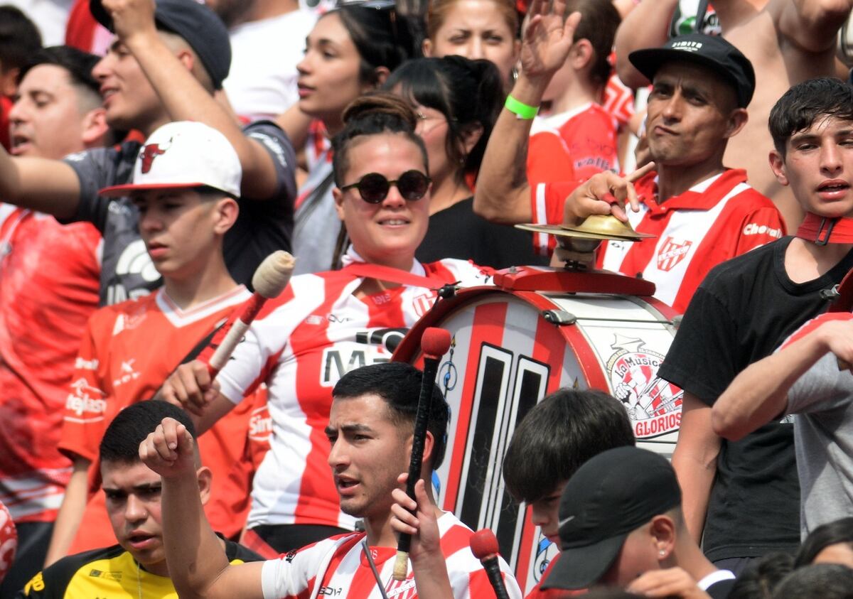 Gime Cortez, la hincha de Instituto que toca el bombo en la popular del Monumental. (Ramiro Pereyra / La Voz)