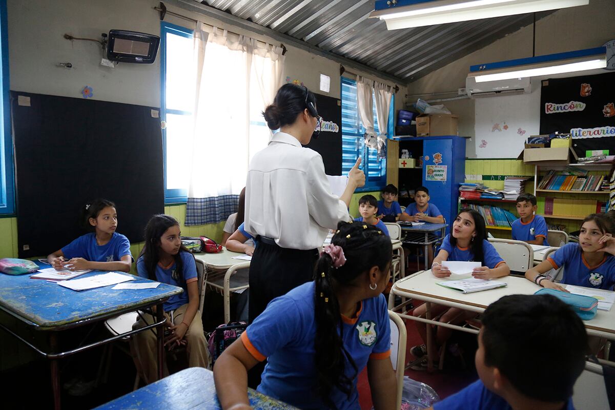 Los chicos atentos a la explicación de la profesora Xie Yilin. (Jorge Peñaranda / La Voz)